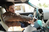 SOKO Stuttgart – Jo Stoll (Peter Ketnath) nutzt die Gunst des Augenblicks und hinterlässt seinen Kollegen eine Nachricht.