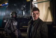 Bodyguard – David Budd (Richard Madden, r.) hat gerade einen Bombenanschlag auf einen vollbesetzten Zug verhindert.
