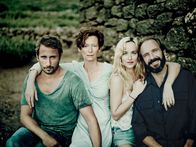 A Bigger Splash – Vier Urlauber, zwischen denen es heftig knistert: Paul (Matthias Schoenaerts), seine Geliebte Marianne (Tilda Swinton), die junge Penelope (Dakota Johnson) und ihr Vater Harry (Ralph Fiennes).