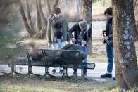 Der Alte – Drei Jugendliche (Linus Pleyer, Sebastian Laux, Samuel Sandriesser) machen sich einen Spaß daraus, einen wehrlosen Obdachlosen zu misshandeln.