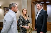 Sturm der Liebe – Yvonne (Tanja Lanäus, M.) ist zwischen Erik (Sven Waasner, l.) und Christoph (Dieter Bach, r.) hin- und hergerissen.