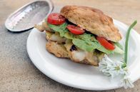 Zu Tisch ... – Seeohr-Burger auf der Kanalinsel Guernsey: Die Meeresschnecken haben längst in der traditionellen Küche Einzug gehalten, lassen aber auch neue Kreationen zu.