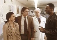 Diagnose: Mord – Dr. Sloan (Dick Van Dyke, 2.v.r.) und sein Sohn Steve (Barry Van Dyke, 2.v.l.) verhören Mercury (Richard Brooks, r.) und seine Frau Briana, die unter Mordverdacht stehen.