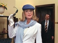 Die Rosenkrieger – Elvira Kupfer (Jutta Speidel) spielt die Disko-Besitzerin. Der Imagewechsel wirkt überaus belebend auf die sauertöpfische Juristin, die sich auf Kosten ihres Chefs ein schickes neues Outfit zugelegt hat.