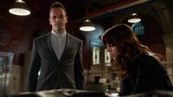 Elementary – Um das Leben von Kitty (Ophelia Lovibond, r.) zu beschützen, würde Holmes (Jonny Lee Miller, l.) alles tun ...