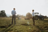 Neumatt – Neumatt Staffel 1 2020 Produktion: Zodiac Pictures Ltd Regie: Sabine Boss/Pierre Monnard Buch: Marianne Wendt Folge 2 Hauptmotiv 1 Annäherung beim Heuen: Benito Bause als Joel Bachmann und Julian Koechlin als Michi Wyss