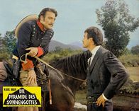 Die Pyramide des Sonnengottes – 2. Der korrupte, ehemalige Hauptmann und augenblickliche Anführer einer Banditenbande, Verdoja (Rik Battaglia, li.) glaubt, mit dem bankrotten Großgrundbesitzer Graf Rodriganda (Gérard Barry) ein leichtes Spiel zu haben.