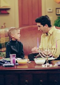 Friends – Ben Geller (Cole Sprouse, l.); Ross Geller (David Schwimmer, r.)