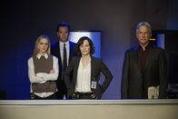 Navy CIS – L-R: Eleanor Bishop (Emily Wickersham), Tony DiNozzo (Michael Weatherly), Tess Monroe (Sarah Clarke), Jethro Gibbs (Mark Harmon).