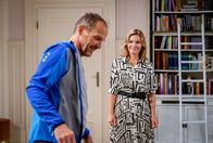 Sturm der Liebe – Katja (Isabell Stern, r.) schrickt innerlich zusammen, als Markus (Timo Ben Schöfer, l.) während der Wanderung herausfinden will, was Vincent beschäftigt.