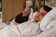 In aller Freundschaft – Oliver Kehl (Timo Fakhravar, re.) ist total genervt von seinem Zimmernachbarn Alain Bachmann (René Hofschneider, li.), der sich für Olivers Geschmack zu sehr in alles einmischt.