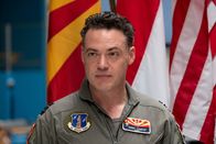 High-Flyers – Derek "Lucky" Lanshof (Fedja van Huêt) spürt, dass der General die jungen Soldaten aus eigenen Interessen unterschiedlich und ungerecht behandelt. Bald macht Derek seinem Ärger Luft.