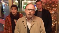 München Mord – In der Spielhalle Nevada gehen die Kommissare Ludwig Schaller (Alexander Held, M.), Angelika Flierl (Bernadette Heerwagen, l.) und Harald Neuhauser (Marcus Mittermeier, r.) der Spur nach, ob das Opfer Rudi als Doppelgänger gebucht worden ist.