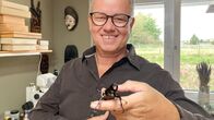 Jason und die Haustiere – Entomologe Dirk Rohwedder mit einem Xylotrupes Gideon, einem "Braunen Nashornkäfer" auf der Hand.