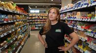 7 Tage ... – Reporterin Malina Homann arbeitet 7 Tage in einem Supermarkt in Fulda mit: An der Kasse, im Lager und sogar hinter der Fleischtheke. Sie erlebt die Welt hinter den Regalen, die den Kunden normalerweise verborgen bleibt.
