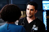Chicago Med – Er weist sie zurecht: Yaya DaCosta als April Sexton, Dominic Rains als Dr. Crockett Marcel