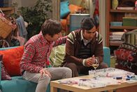 The Big Bang Theory – Raj (Kunal Nayyar, r.) wird eifersüchtig, als Howard (Simon Helberg, l.) den Bastel-Mädchenabend mit den Mädels zerstört ...