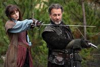 Die Musketiere – Constance (Tamla Kari, l.); Vargas (Peter Sullivan, r.)