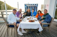 Tietjen campt - der Roadtrip – Am Ende ihres Roadtrips ziehen die Promi-Camper ein Resümee: Wen konnte Bettina Tietjen vom Campen überzeugen und wer bleibt Anti-Camper? (v. l. n. r.: Axel Schulz, Pascal Hens, Bettina Tietjen, Ariana Baborie, Isabel Varell, Leo Reisinger)