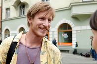 Eine Liebe später – Konstantin (Golo Euler) ist ein Lebenskünstler.