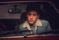 It's a Sin – Ritchie (Olly Alexander) belastet der Einfluss von AIDS auf seine Freunde und ihn sehr. Ein Ausflug in seine Vergangenheit hilft ihm, sich seinen Problemen zu stellen.