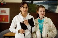 Die Notärztin – Nina (Sabrina Amali, l.) ist weiterhin eine wichtige Stütze für Emily (Mila Voigt, r.),