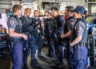 S.W.A.T. – On the left: Dominique Luca (Kenny Johnson), Daniel 'Hondo' Harrelson (Shemar Moore) und David 'Deacon' Kay (Jay Harrington) On the right: Christina 'Chris' Alonso (Lina Esco) und Victor Tan (David Lim)
