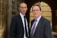 Lewis – DI Robert Lewis (Kevin Whately, r.) ist sich sicher, dass er vor 13 Jahren in einer Mordermittlung die richtige Entscheidung getroffen hat. DI James Hathaway (Laurence Fox, l.) würde ihm gerne glauben.