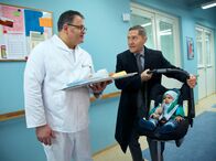 In aller Freundschaft – Dr. Kaminski (Udo Schenk, rechts) muss über Ostern seinen Enkel Jack betreuen. Doch seine großväterlichen Fähigkeiten scheitern schon beim Windeln. Als ihm Pfleger Hans-Peter Brenner (Michael Trischan) über den Weg läuft, schildert er ihm seine Bredouille und bittet ihn, das Windeln zu übernehmen. Als dieser ihm hilft, will Kaminski nach der ganzen Hand greifen und möchte Jack im Schwesternzimmer betreuen lassen. Doch das geht Brenner zu weit und er empfiehlt Kaminski, eine Babysitterin zu engagieren.