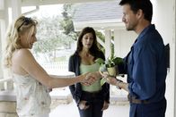 Desperate Housewives – Edie (Nicolette Sheridan, l.) setzt ihre Reize bei Mike (James Denton, r.), dem neuen attraktiven Nachbarn voll ein und wischt somit Susan (Teri Hatcher, M.) wieder eins aus.