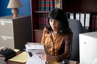Mystery Road: Origin – Anousha (Salme Geransar) sucht nach Hinweisen zum Tod von Josh Allen.