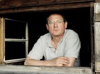 Die fetten Jahre sind vorbei – rbb Fernsehen DIE FETTEN JAHRE SIND VORBEI, Spielfilm Deutschland/Österreich 2004, Regie Hans Weingartner Uhr. Burghart Klaußner als reicher Manager.