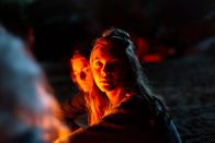 Cryptid – Die Schüler feiern am See. Auch Amina (Amanda Lindh, M.) ist mit ihrem Bruder Emil (Jacques Karlberg, r.) da. Ester (Maja Johanna Englander, l.) gefällt das gar nicht.