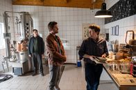 SOKO Stuttgart – Als der Schnapsbrenner Frank Fährmann erschossen in seinem parkenden Auto gefunden wird, führt es die Kommissare Jo Stoll (Peter Ketnath, M.) und Rico Sander (Benjamin Strecker, l.) zunächst zu dessen Geschäftspartner, Paul Wernig (Christian Ehrich, r.), in die gemeinsame Destillerie. Wie standen die beiden Männer zueinander?