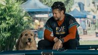 Filmnacht im ZDF: Arthur der Große – Sie wissen es noch nicht, doch sie werden unzertrennlich: Michael (Mark Wahlberg) und Hund Arthur (Ukai), ein Streuner.