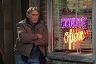 Superior Donuts – Die ganzen Veränderungen und der Erfolg von Francos neu kreierten Donuts nagen an Arthurs (Judd Hirsch) Ego und stellt die Geschäftsbeziehung zwischen ihm und Franco erneut vor eine große Herausforderung ...