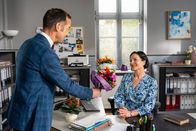 Die Rosenheim-Cops – Kulturdezernent Dr. Frank Baumgartner (Oliver Bürgin, l.) bedankt sich bei Frau Stockl (Marisa Burger, r.) für ihre Recherche.