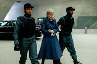 Arcadia – Luz (Lynn Van Royen, M) wird fest genommen.