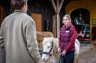 Sturm der Liebe – Philipp (Robin Schick, l.) versucht Natalie (Teresa Klamert, r.) zu überzeugen, dass sie Vincent an Ana verliert, wenn sie ihn nicht unterstützt.