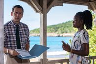 Death in Paradise – Als Naomi (Shantol Jackson) DI Parker (Ralf Little) den Bericht zur Todesursache vorlegt, ist er erstaunt. Das Opfer wurde scheinbar vergiftet. Doch wie?