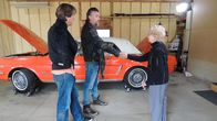 Fast N' Loud – Dennis Collins sieht zu, wie Richard Rawlings und Jean Rogneby den Deal für den Mustang von 1964 aushandeln.