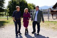 Die Rosenheim-Cops – Polizeihauptmeister Mohr (Max Müller, l.), Kommissarin Danner (Katharina Abt, M.) und Kommissar Hofer (Joseph Hannesschläger, r.) haben die Ermittlungen in einem Mordfall aufgenommen, der sich auf einem Gestüt ereignet hat.