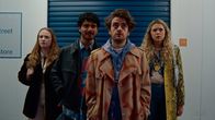 Extraordinary – Jen (Máiréad Tyers, l.), Kash (Bilal Hasna, 2.v.l.), Jizzlord (Luke Rollason, 2.v.r.) und Carry (Sofia Oxenham, r.) stehen in der Einlagerungshalle von Jizzlord. Darin ist seine Vergangenheit gelagert. Die vier Freunde sind seit langem mal wieder gemeinsam unterwegs.