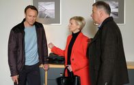 In aller Freundschaft – Kathrin Globisch (Andrea Kathrin Loewig, mi.) hat ihren Freunden Martin Stein (Bernhard Bettermann, li.) und Roland Heilmann (Thomas Rühmann, re.) gerade eine Entscheidung mitgeteilt, als Martins Handy klingelt. Sein Vater ist dran und überbringt ihm eine furchtbare Nachricht.