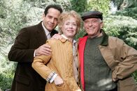 Monk – Tony Shalhoub (Adrian Monk), Holland Taylor (Peggy Davenport), Michael Cavanaugh (Bobby Davenport).