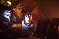 Mayday - Alarm im Cockpit – RÜCKKEHR: Nigel Baldwin (gespielt von Tyler McMaster) versucht, sich nach dem Absturz von British Midland Flight 92 aus dem Wrack zu befreien.