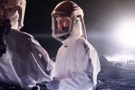 Einstein – Moderator Tobias Müller in einer Mondsimulationsanlage