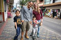 Auf und davon – Auf und davon Staffel 16 Folge 2 Leo und Isabelle Alvarado mit ihren Buben in Ecuador 2025 Copyright: SRF