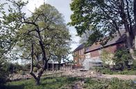 Ein Tag – Überall auf dem Hof sprießt es: Die Obstblüte lockt Bienen und Hummeln an und das Grün sprießt aus den Zweigen.