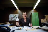 Im Knast – Richterin Karrenbauer (Katy Karrenbauer) verhandelt die vorzeitige Haftentlassung des Grafen.